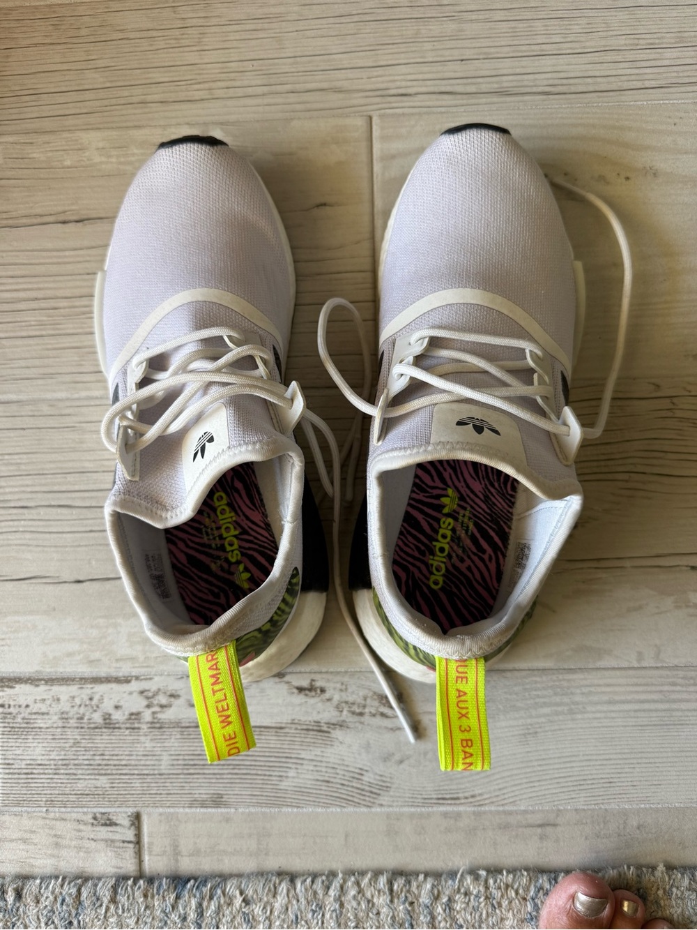 adidas white womens running/walking sneaker size 7 Die Weltmarke 3 stripe.